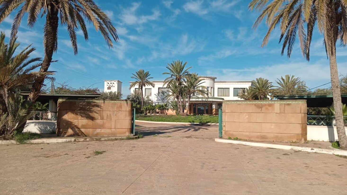 مكتب 4000 م² بما فيه 1000 م² مغطى للإيجار — Photo 3