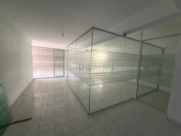 Bureau neuf 82 m² à louer à Casablanca (Roches Noires) — Photo 9