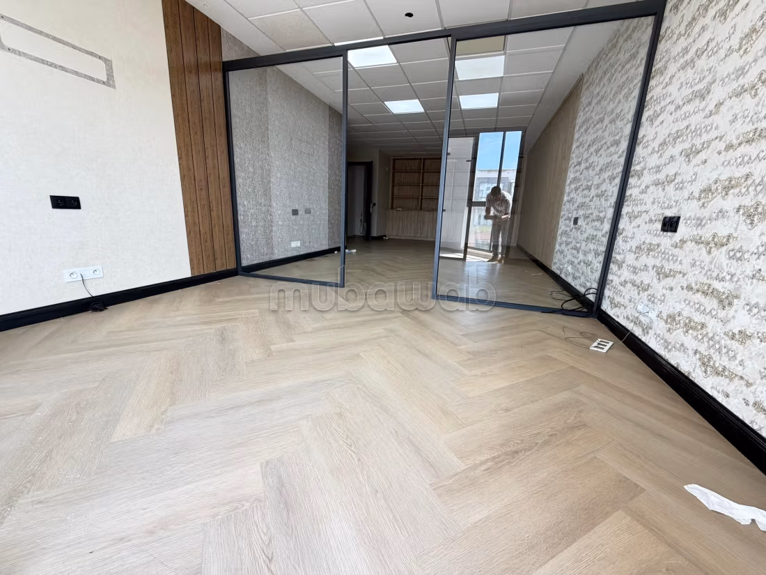 60 m² Office for Rent in Californie — Photo 2