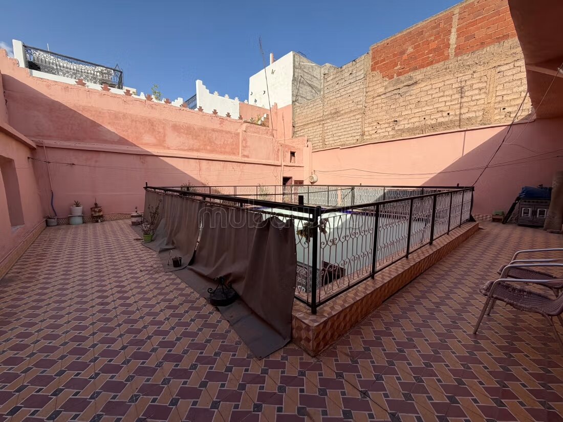 رياض 200 متر مربع للبيع في مراكش - 7 غرف تحتاج إلى تجديد — Photo 15