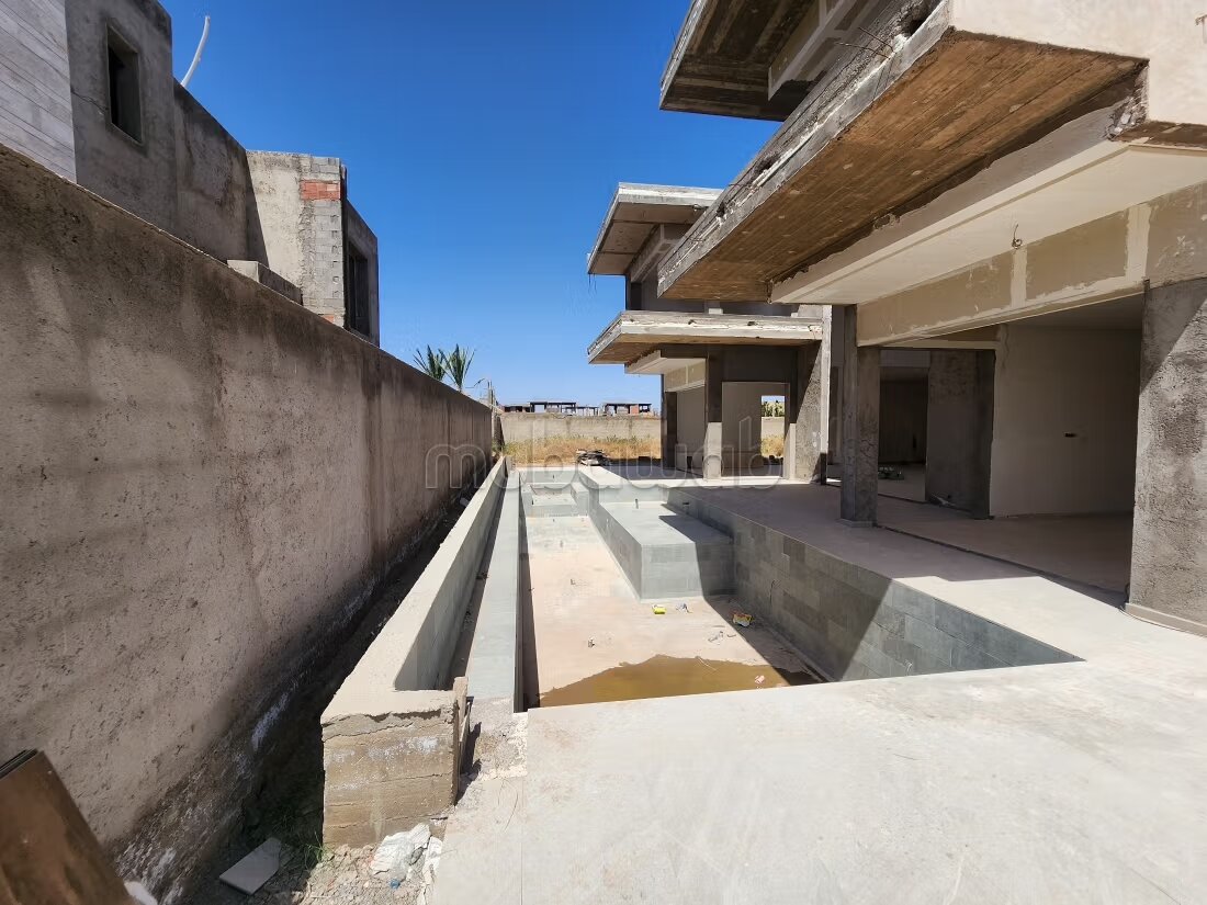 فيلا معاصرة نصف مكتملة للبيع - طريق أوريكا — Photo 2