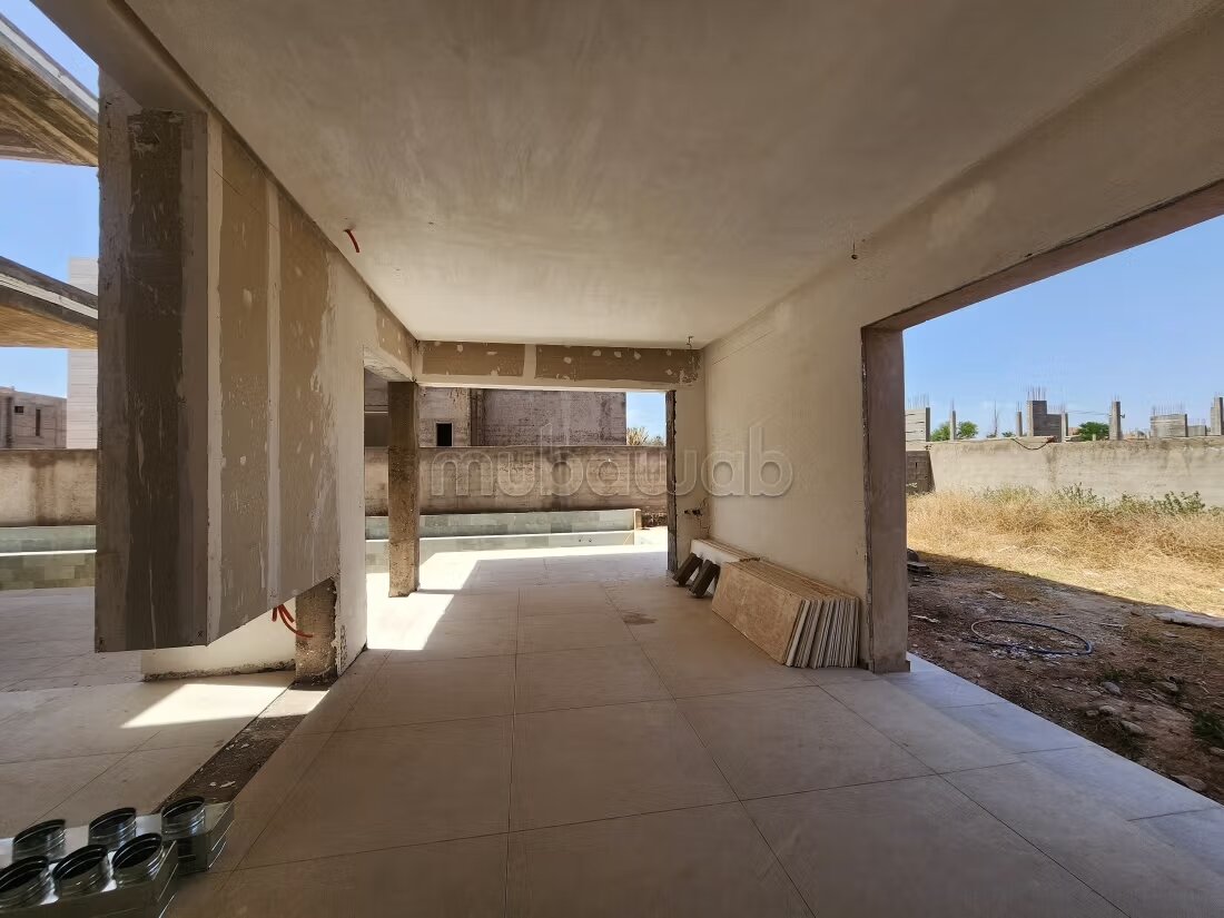 فيلا معاصرة نصف مكتملة للبيع - طريق أوريكا — Photo 20