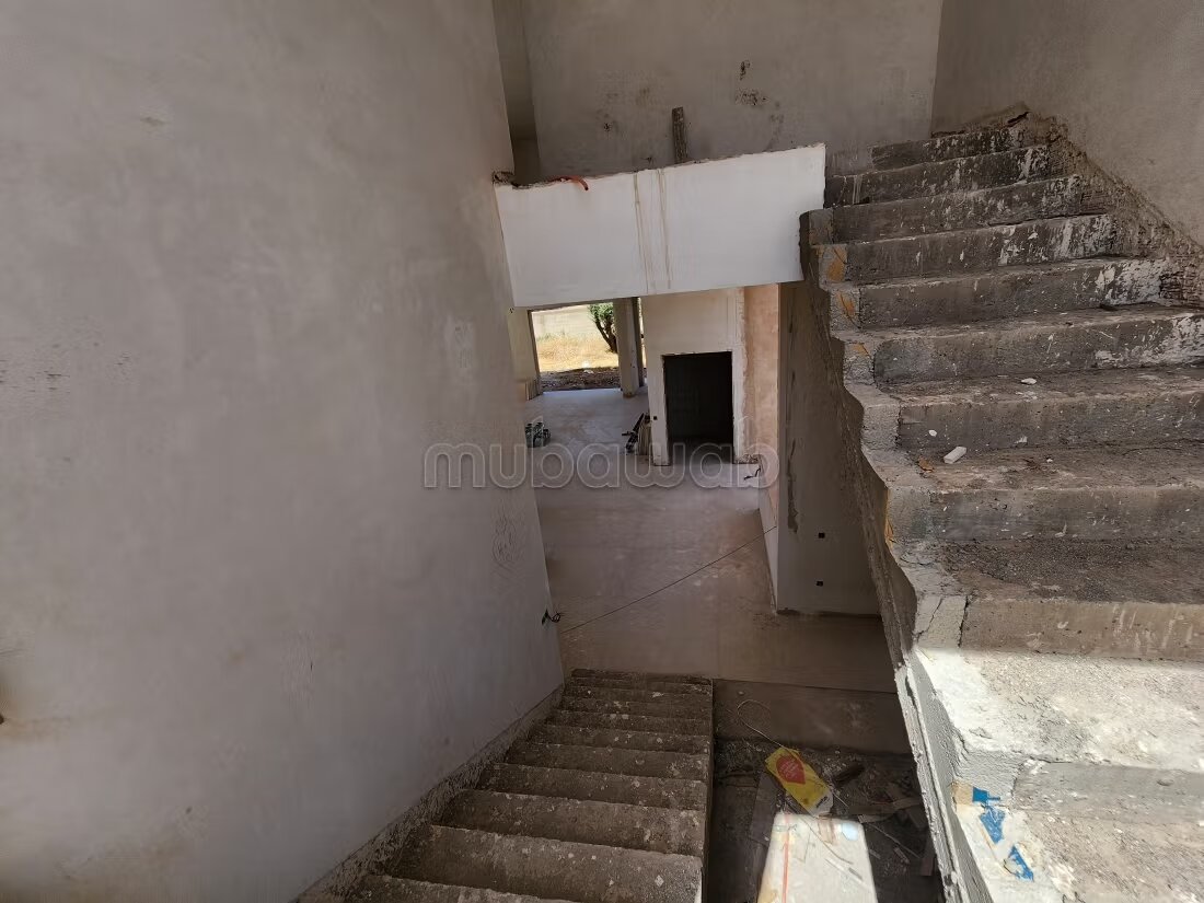 فيلا معاصرة نصف مكتملة للبيع - طريق أوريكا — Photo 24