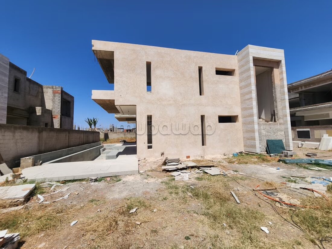 فيلا معاصرة نصف مكتملة للبيع - طريق أوريكا — Photo 44