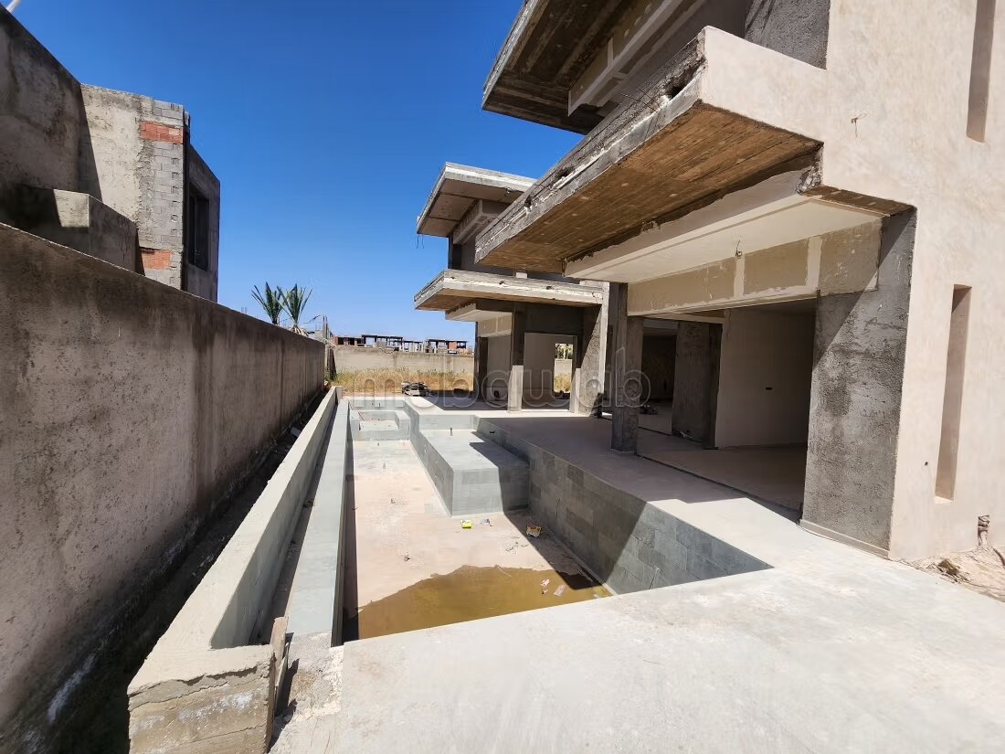 فيلا معاصرة نصف مكتملة للبيع - طريق أوريكا — Photo 3