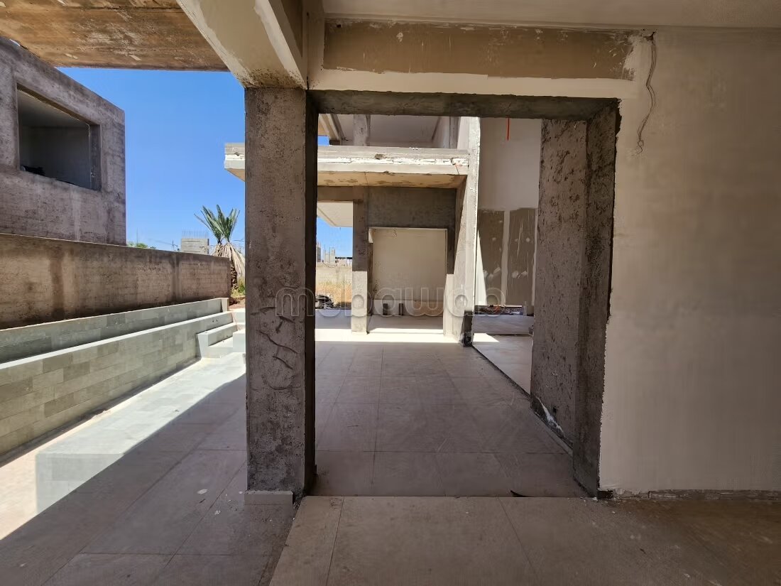 فيلا معاصرة نصف مكتملة للبيع - طريق أوريكا — Photo 9