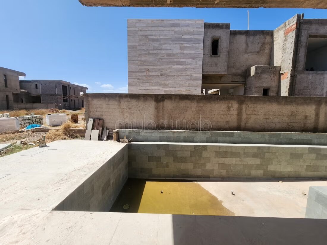 فيلا معاصرة نصف مكتملة للبيع - طريق أوريكا — Photo 11