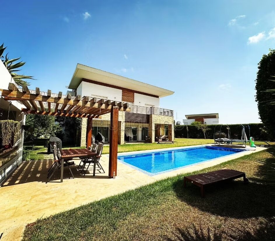 Isolated villa for rent in a gated residence in Ville Verte
