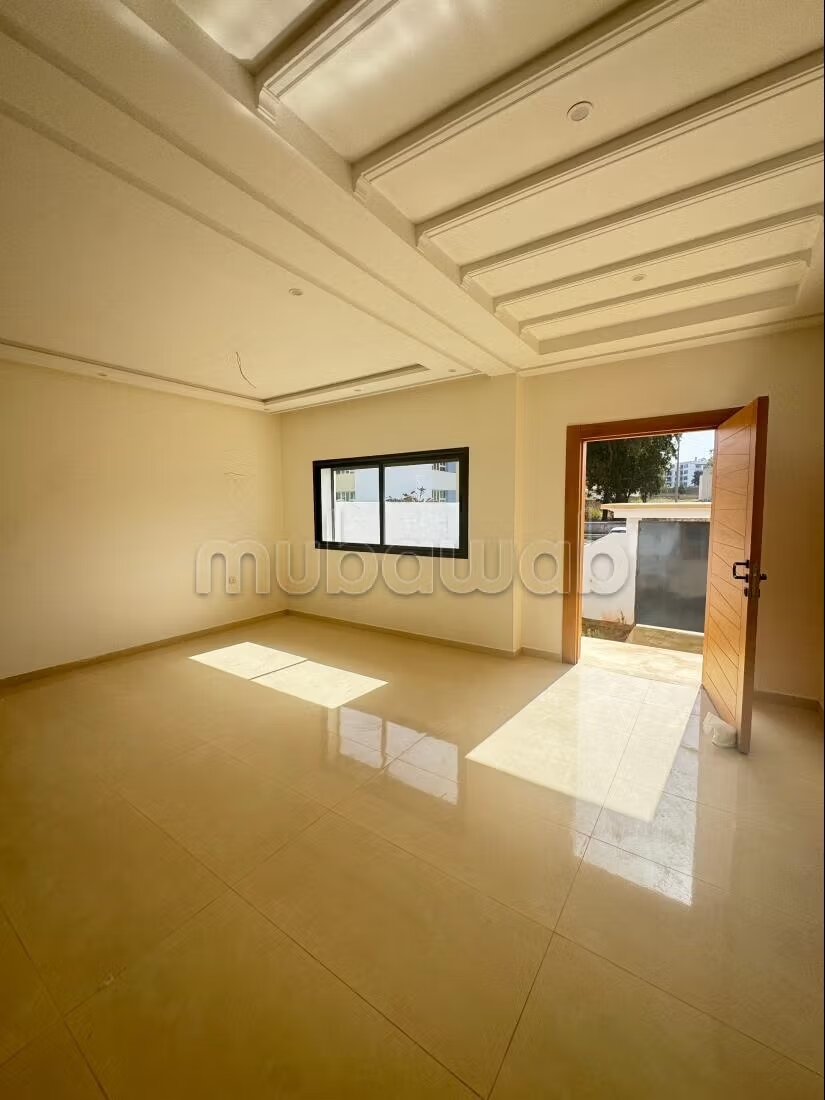 Somptueuse villa à vendre à Maamora. 7 pièces. Fenêtres avec...