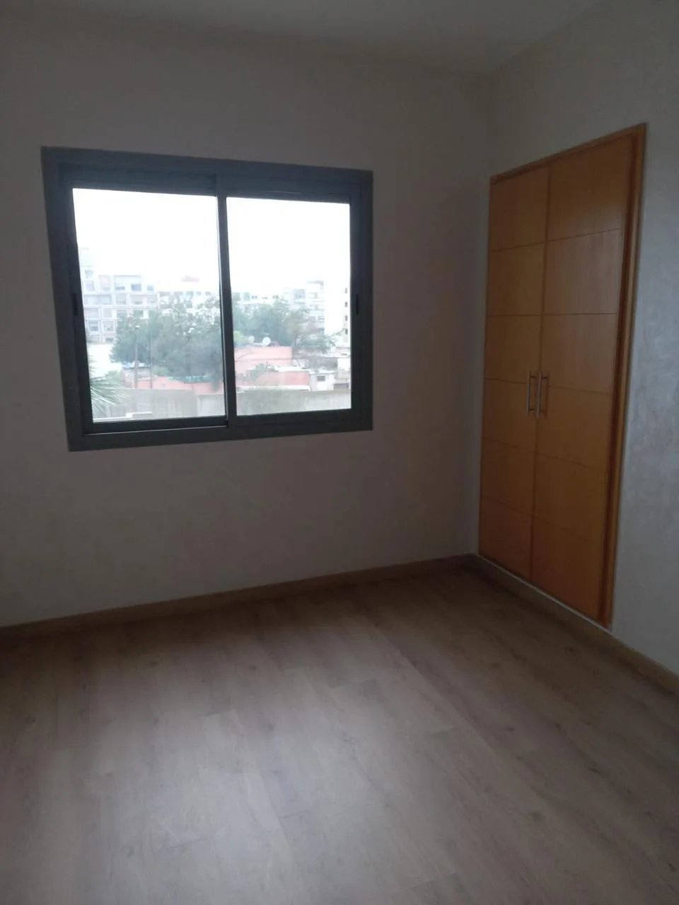 Apparemment de luxe 3chambres et un grand salon deux salles de bain et un balcon — Photo 5