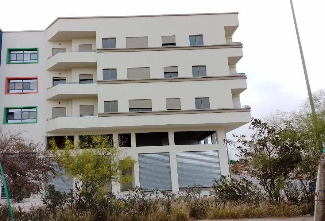 Magasin d’angle 83 m² – 2 façades – 5 rideaux – Voies de 30 m — Photo 2
