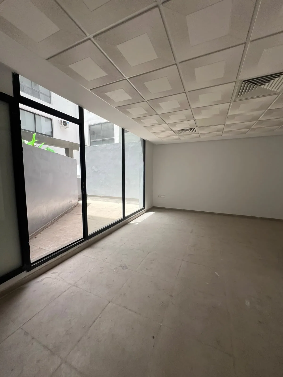 Bureau neuf avec place parking sous sol à louer bd My ismail — Photo 4