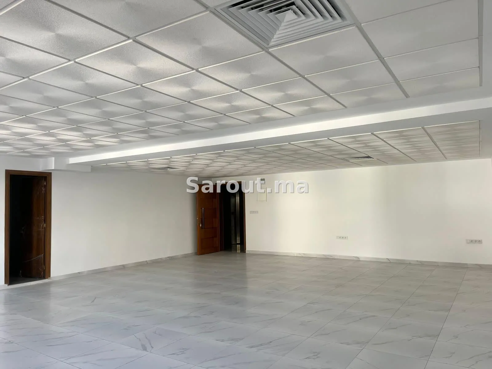 Bureau neuf 88 m² – Centre-ville Tanger – 10 500 DH – Syndic + TSC inclus à Tanger 88 m²