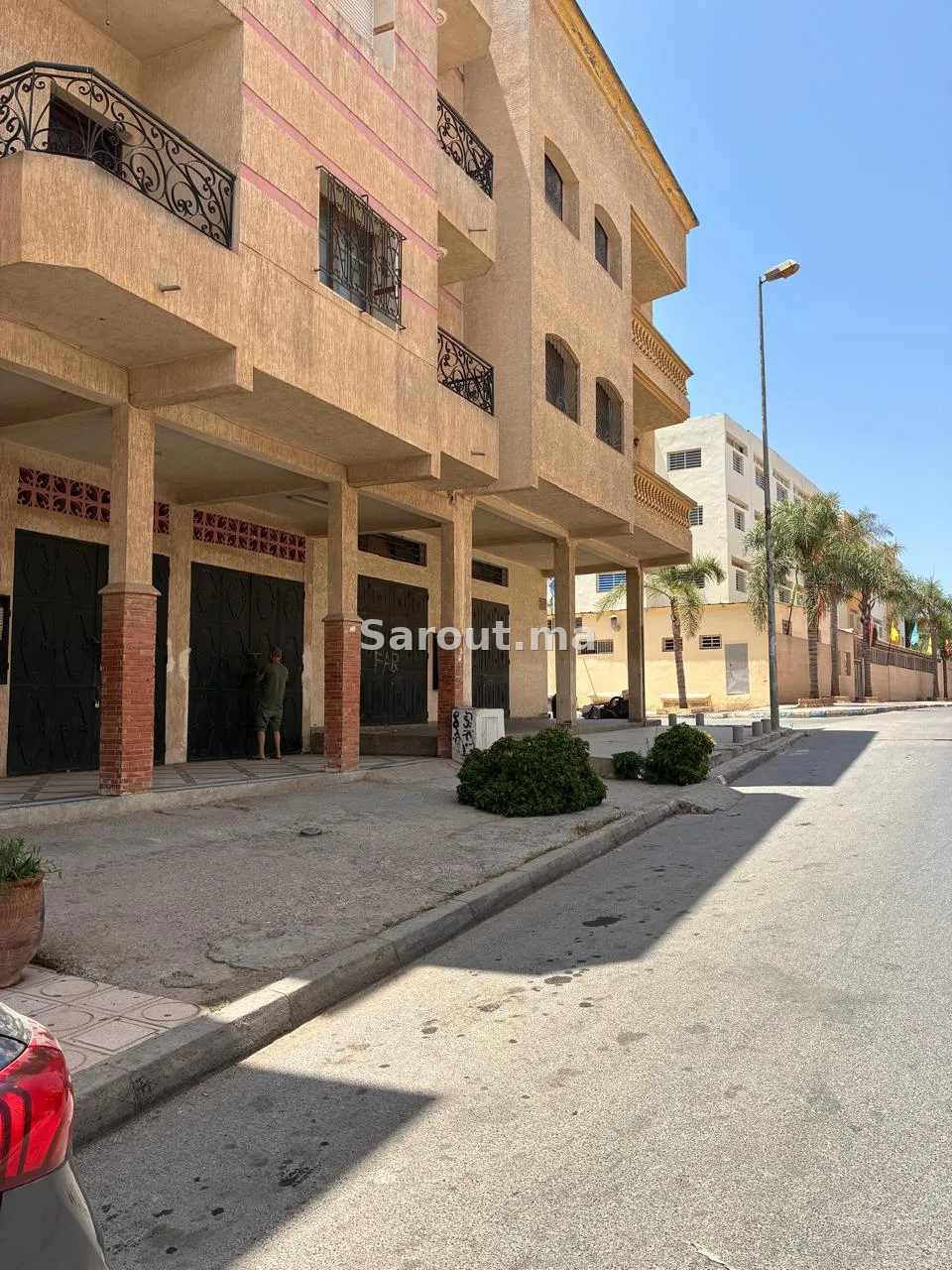 LOCATION OU VENTE DE LOCAUX COMMERCIAUX — Photo 2