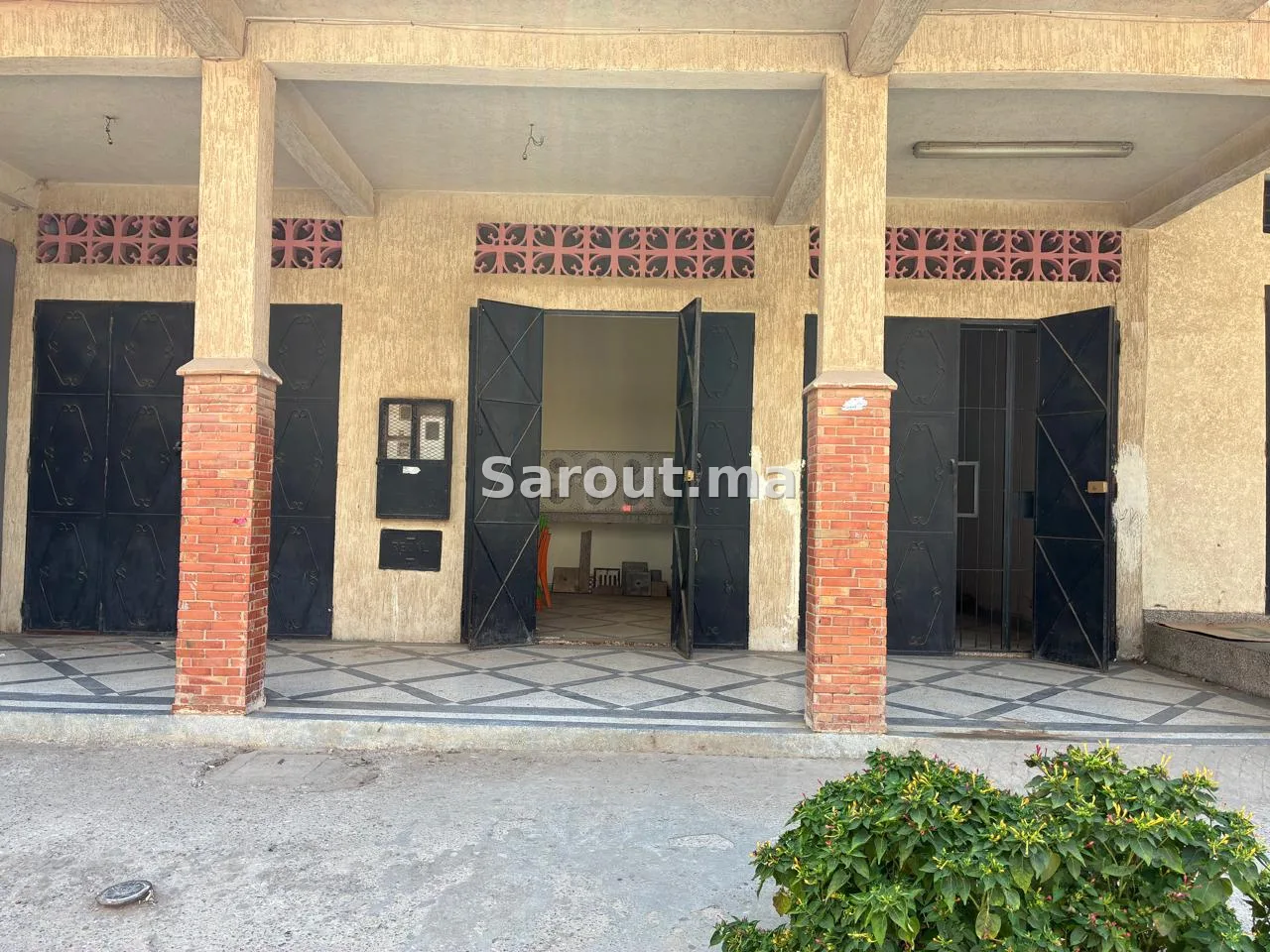 LOCATION OU VENTE DE LOCAUX COMMERCIAUX — Photo 3