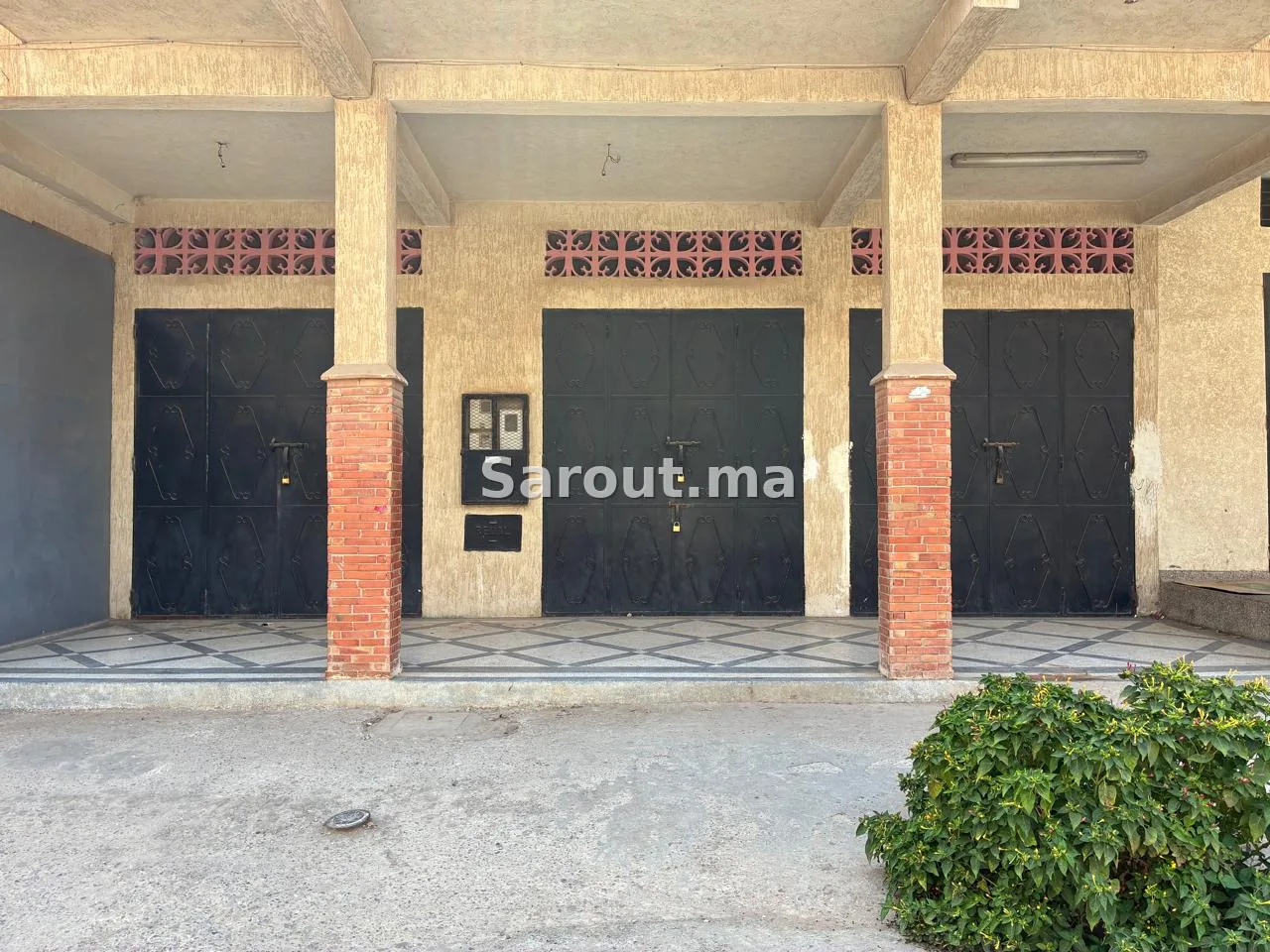 LOCATION OU VENTE DE LOCAUX COMMERCIAUX — Photo 4